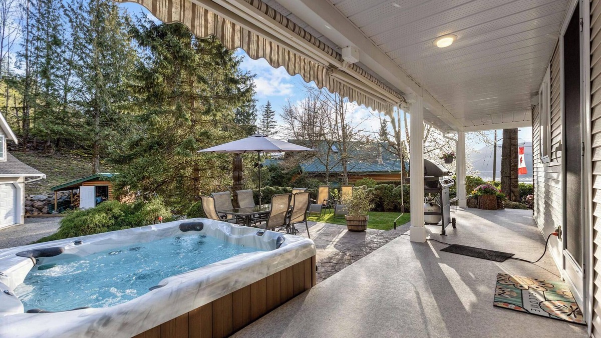 Harrison Hot Springs House | Waterfront Harrison Lake Retreat