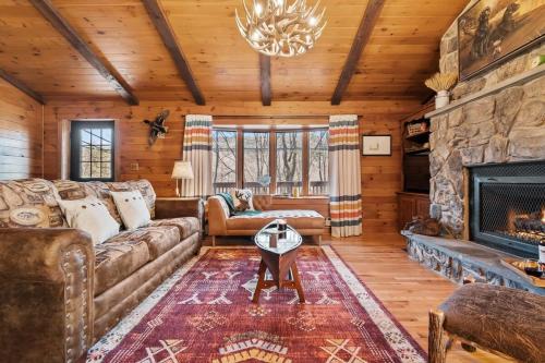 Tunkhannock House | WaterFront Cabin Hot Tub Kayaks Firepit Game Consoles
