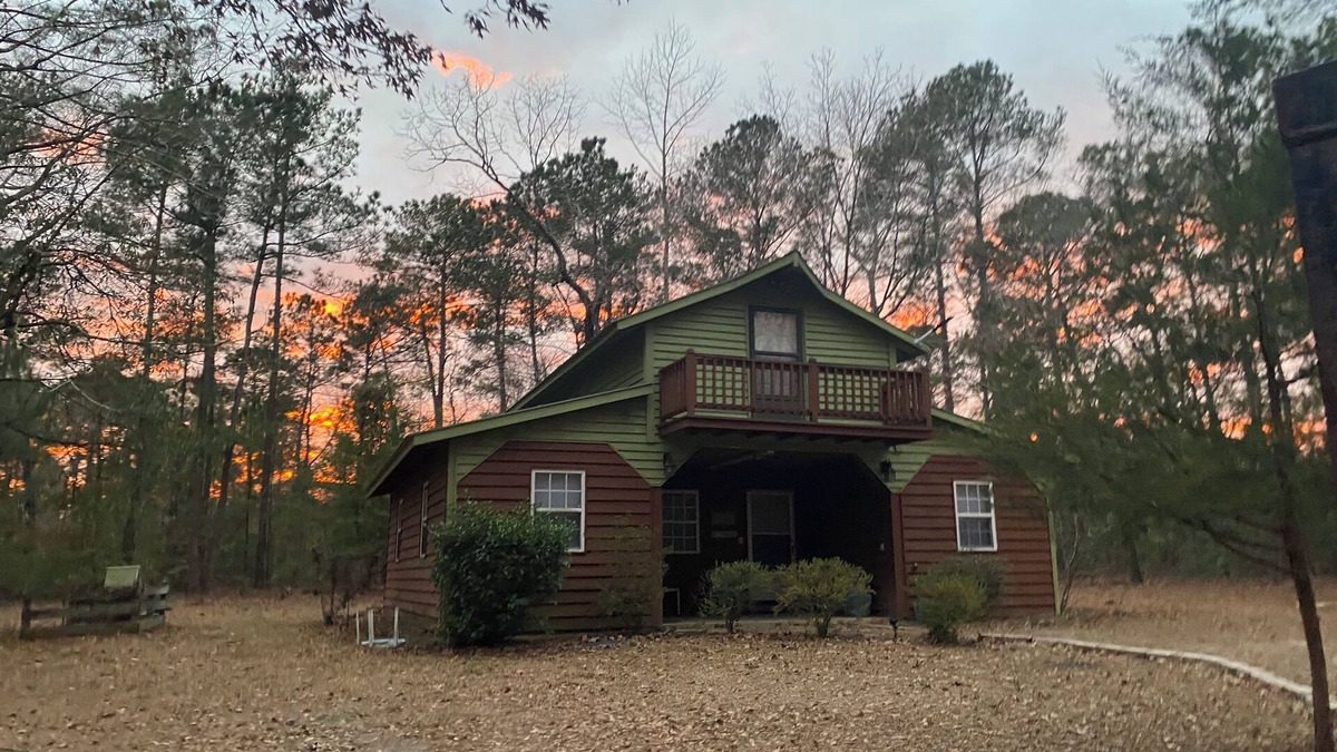 Lumberton Cabin | Waterfront Cabin off I-95 in Lumberton with WiFi, Foosball, Kayaks, Pet-friendly