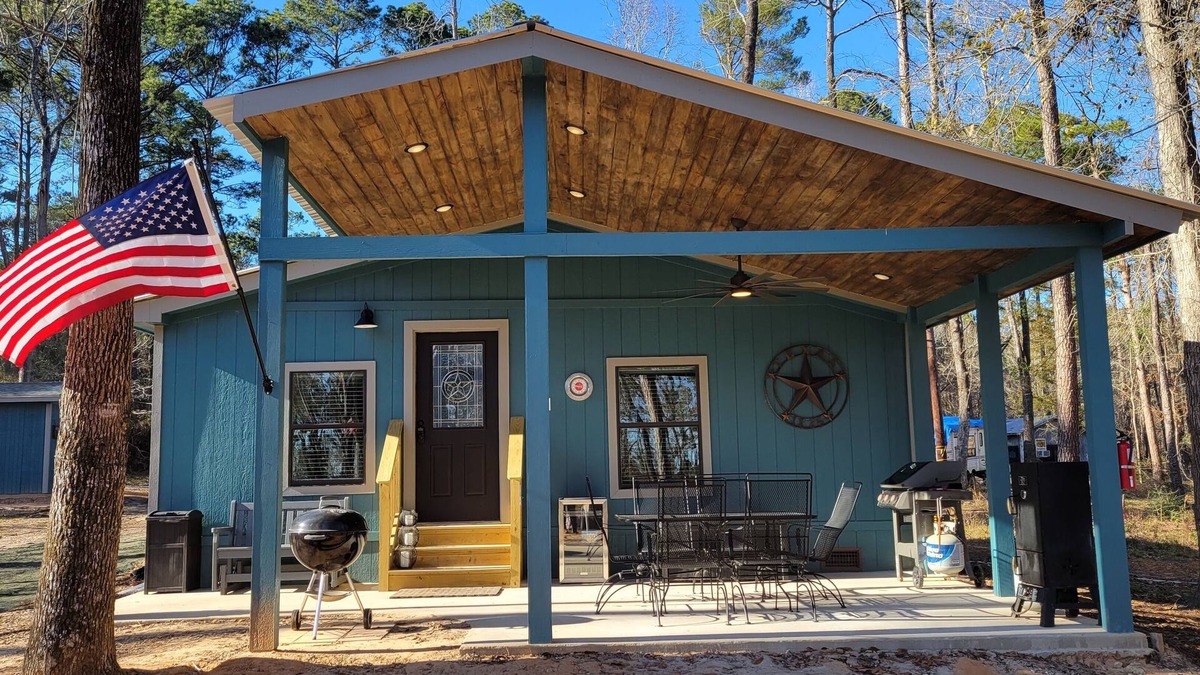 Broaddus Cabin | WATERFRONT Cabin on a Secluded Cove - Fish directly from property!