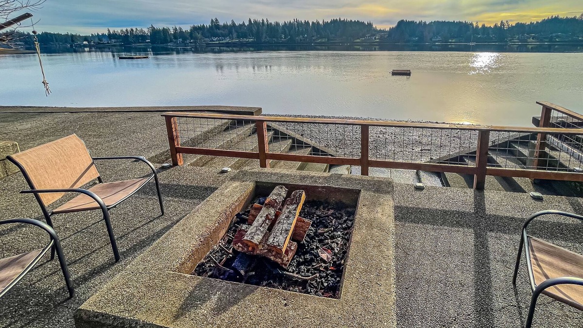 Agate House | waterfront cabin on two acres with private beach, hot tub, kayaks & deck