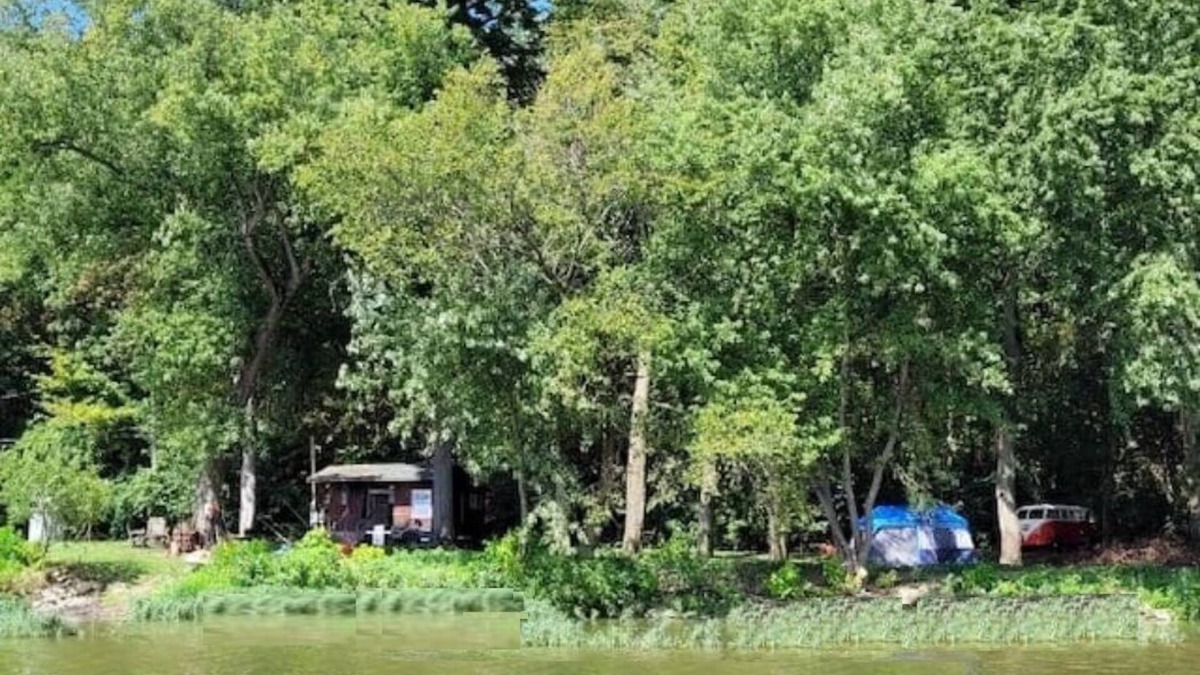 Colton House | Waterfront Cabin with Hot Tub! Free Kayaks & Canoes, Fishing Boats, & Bicycles!