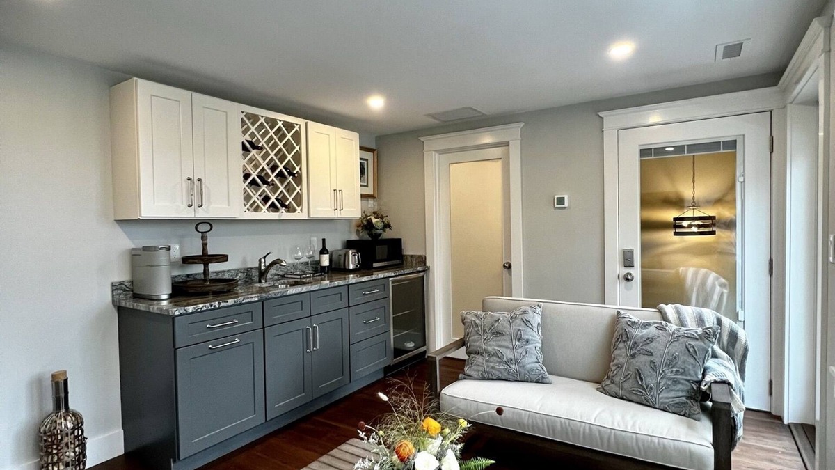 Portsmouth Cottage | Waterfront Carriage House "The Salty Dog" overlooking the Sakonnet RI