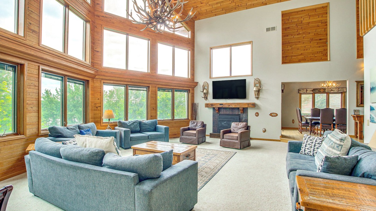Day Cabin | Waterfront Central Wisconsin Cabin w/Indoor Pool!