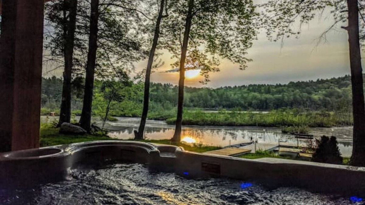Norway House | Waterfront Chalet North Pond - Privacy MODERN - DOCK and kayaks