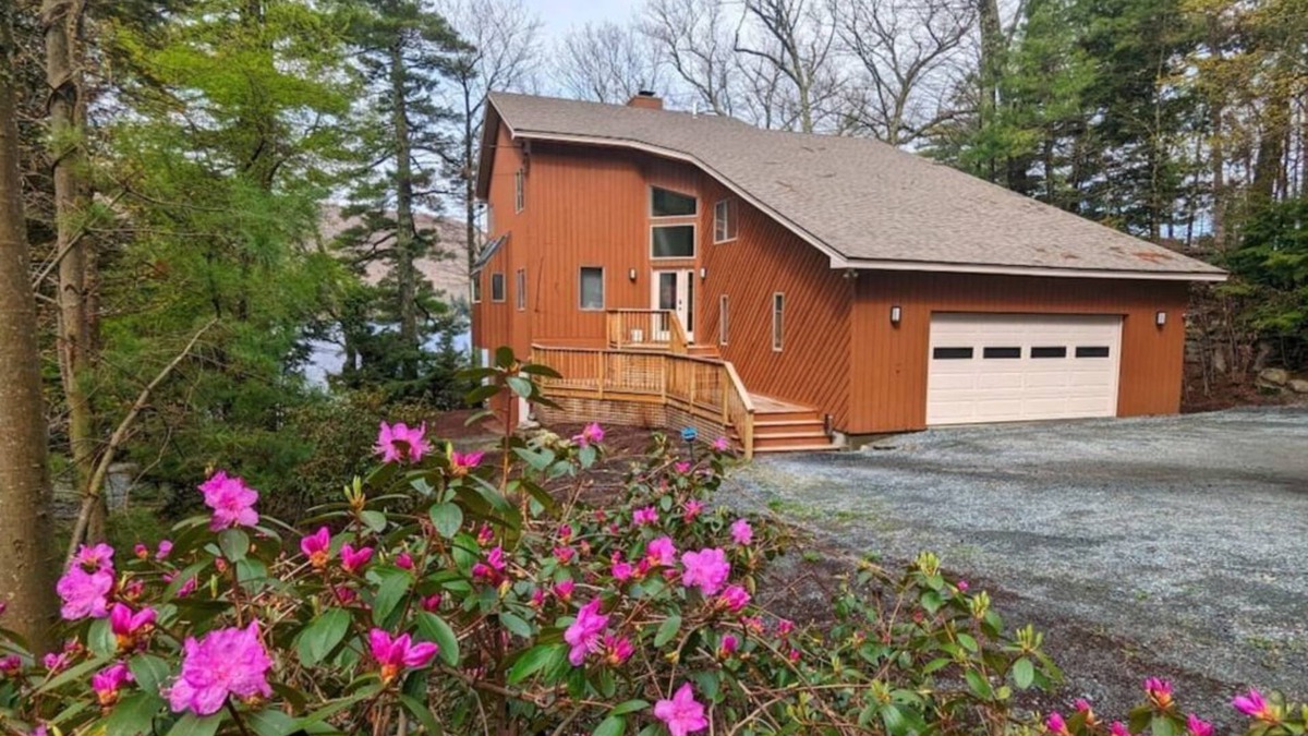 Newbury House | Waterfront Charm on Lake Sunapee