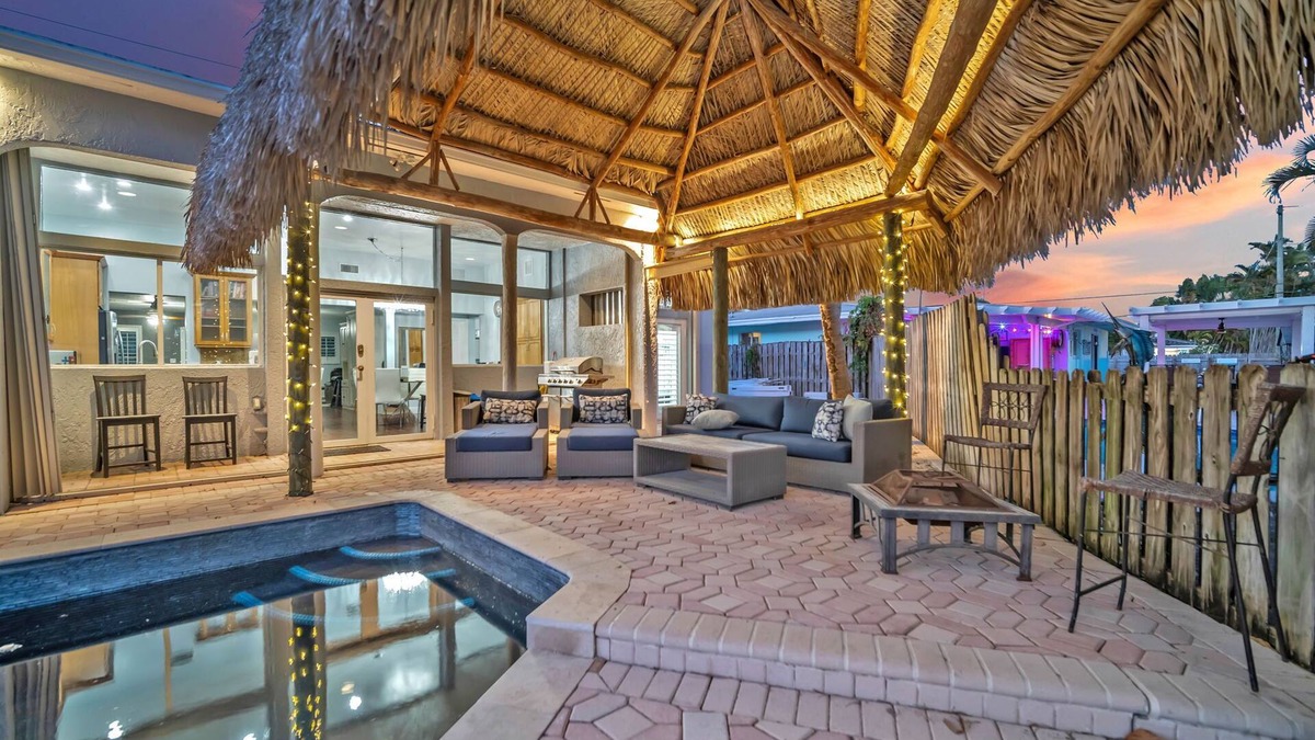 Snug Harbor House | Waterfront Charming 5min to Beach 3/2.5, BBQ, Pool