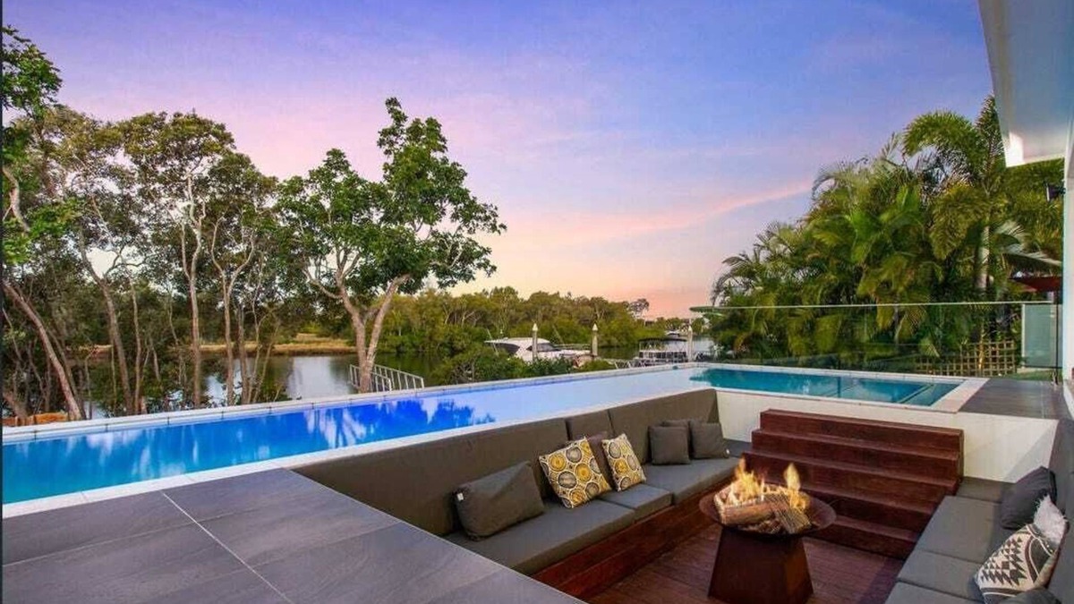 Helensvale House | Waterfront close to theme parks