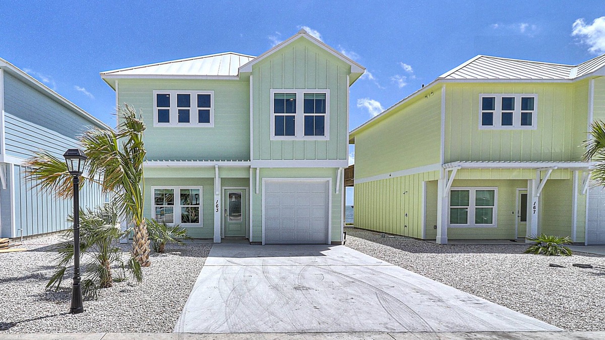 Palm Harbor House | Waterfront,Community Pool, Personal Hottub,Walk to Bars, Restaurants and Pier