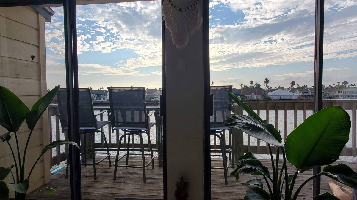 Corpus Christi Condo | Waterfront condo with incredible sunset view and fishing from the pier.