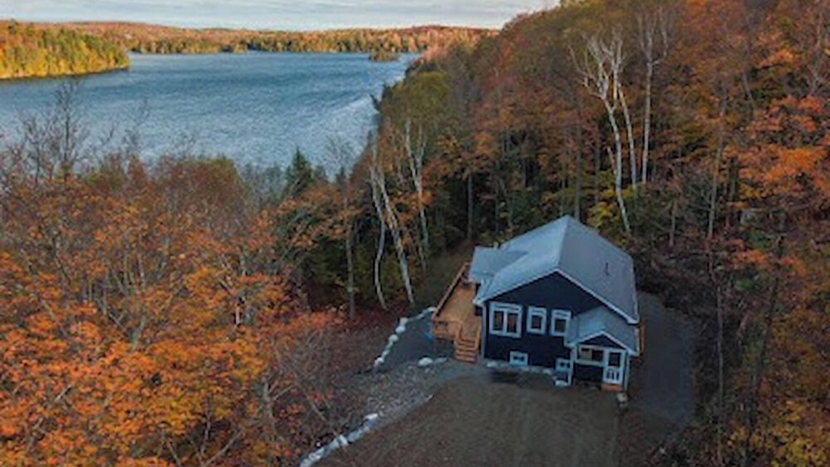 North Frontenac Cottage | Waterfront Cottage in the Woods/5bedrooms large Dock