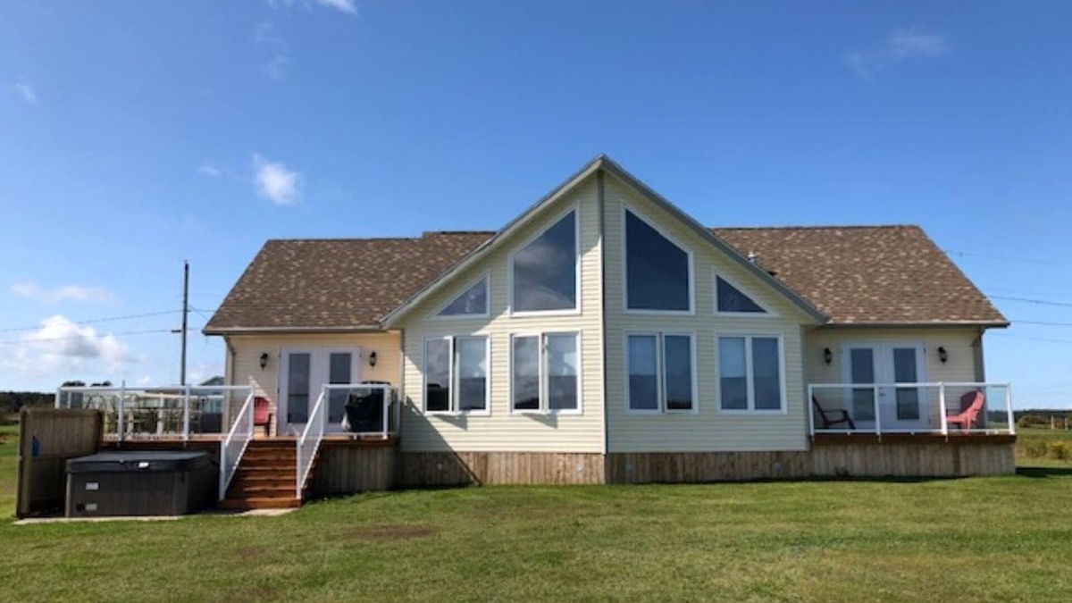 Brackley Beach Cottage | Waterfront cottage on beautiful Brackley Bay