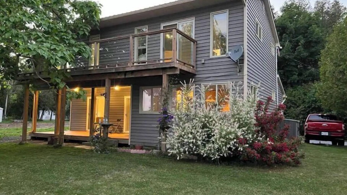 Carrying Place Cottage | Waterfront Cottage facing Lake Ontario with 3 bedrooms, two bathrooms