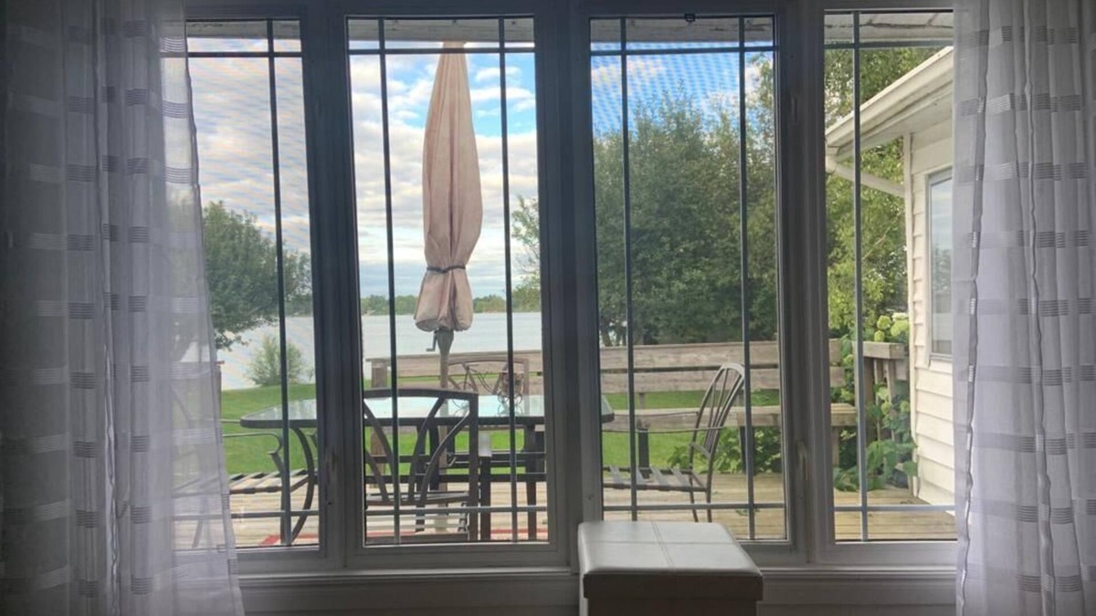 Valentia House | Waterfront Cottage on Lake Scugog by Kawartha Lakes, Little Britain