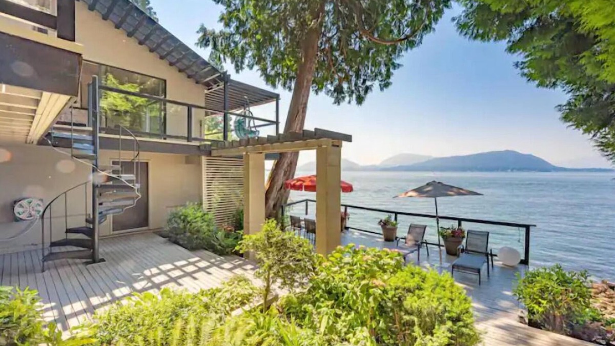 Vancouver Cottage | Waterfront Cottage with Superb Coastline Views in West Vancouver