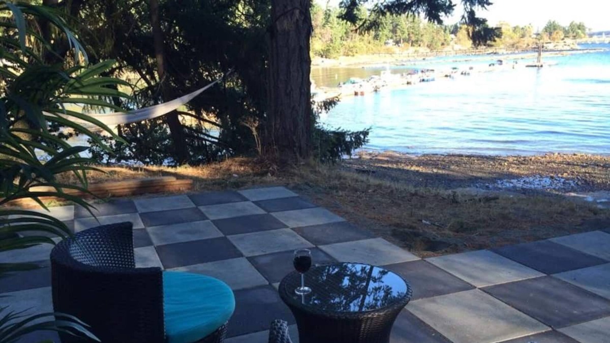 Regional District of Nanaimo Cottage | WATERFRONT Cottage
