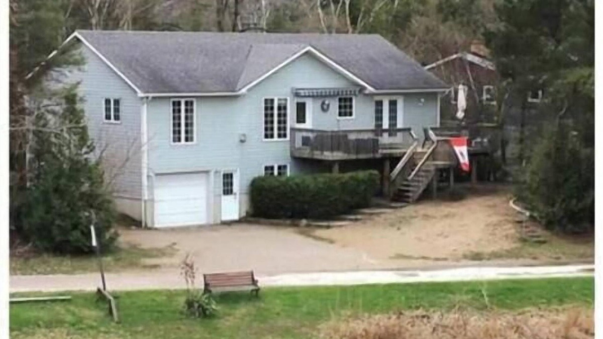 Port Franks House | Waterfront cottage | Sleeps 10 | Steps away from Port Franks private beach