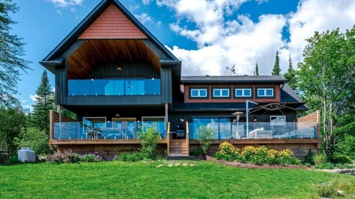 Bobcaygeon Cottage | Waterfront Cottage Escape with Stunning Views of Little Bald Lake