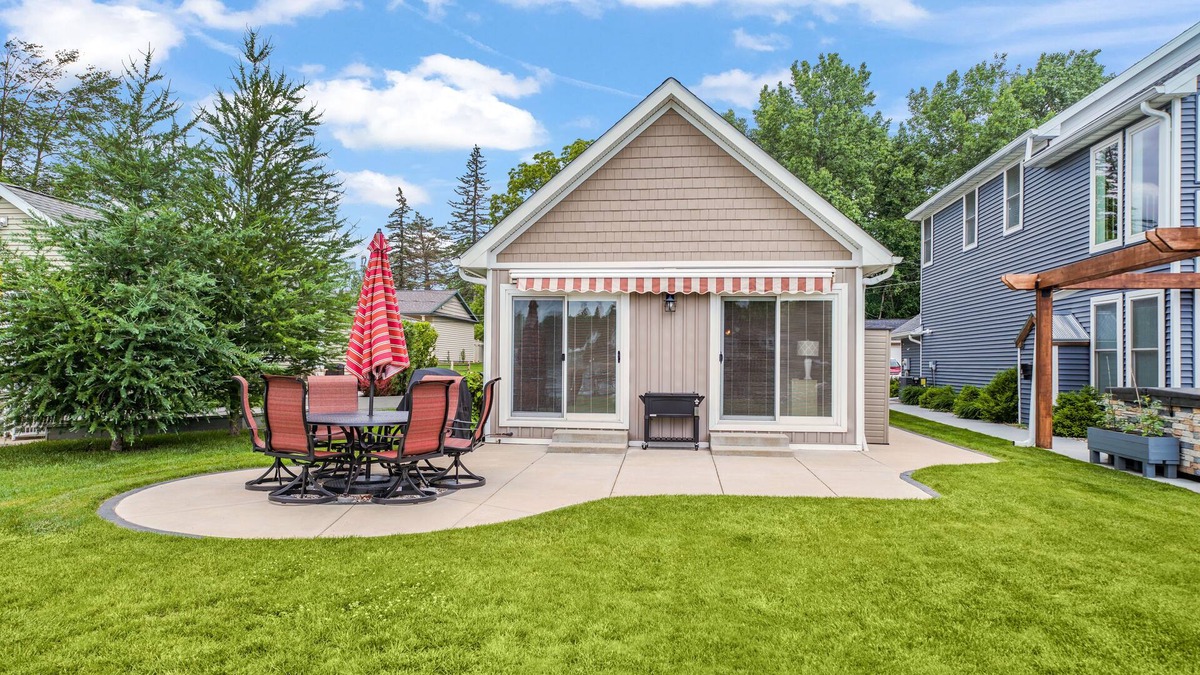 Horton House | Waterfront cottage/home with boat dock on Olcott Lake (Morningwood Manor)