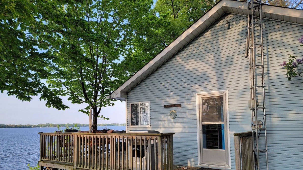 Greater Napanee Cottage | WATERFRONT COTTAGE IN GREATER NAPANEE UNIT A 4305 County road 9, Greater napanee