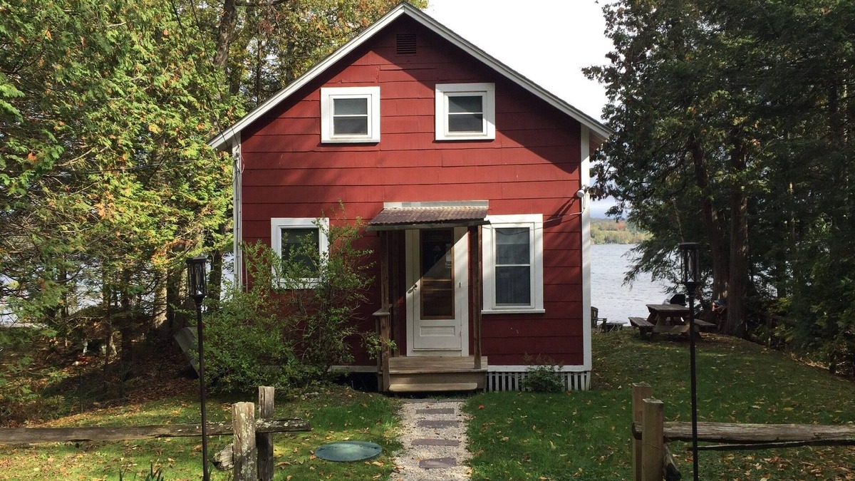 Derby Cottage | Waterfront Cottage Lake Salem.