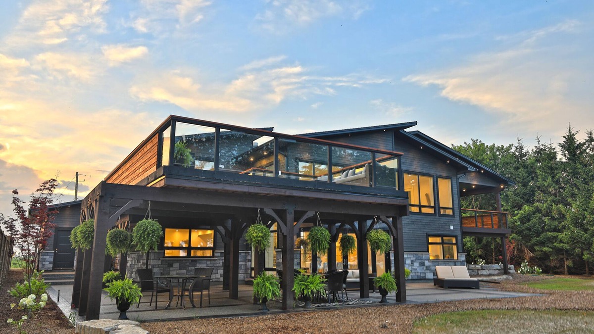 Dunnville Cottage | Waterfront Cottage near Niagara Wine Region - Pool, Hot Tub, Fire Pit