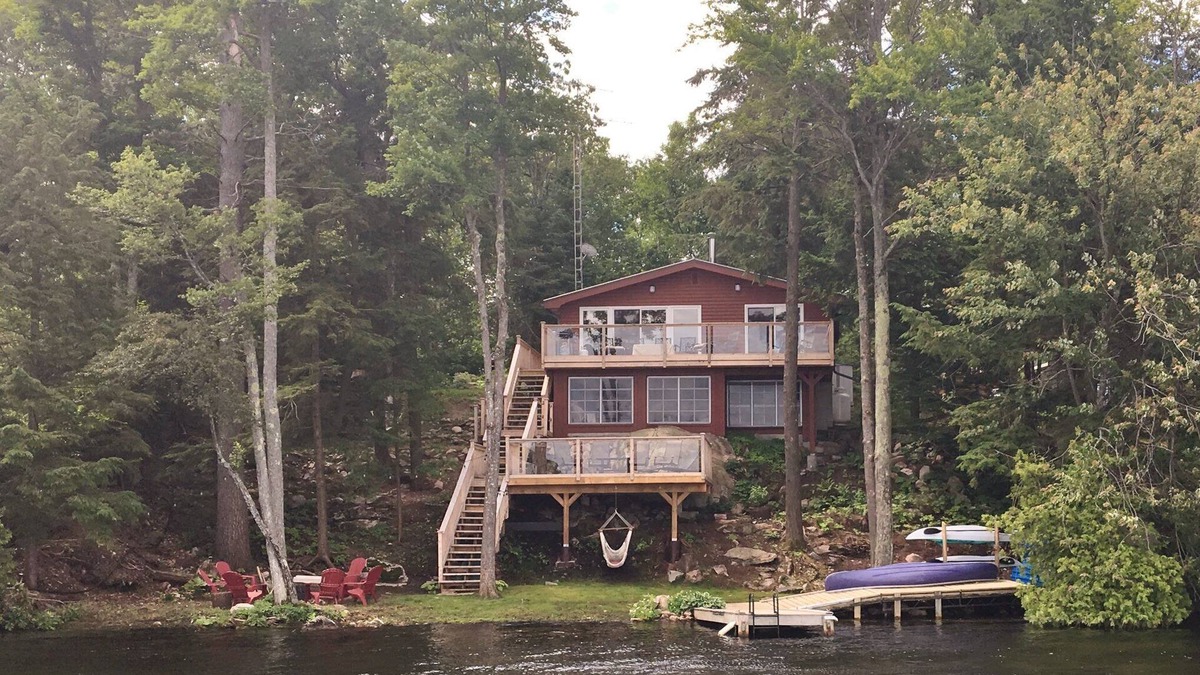 Selwyn Cottage | Waterfront Cottage on the Lake, with Game Room, Sunroom