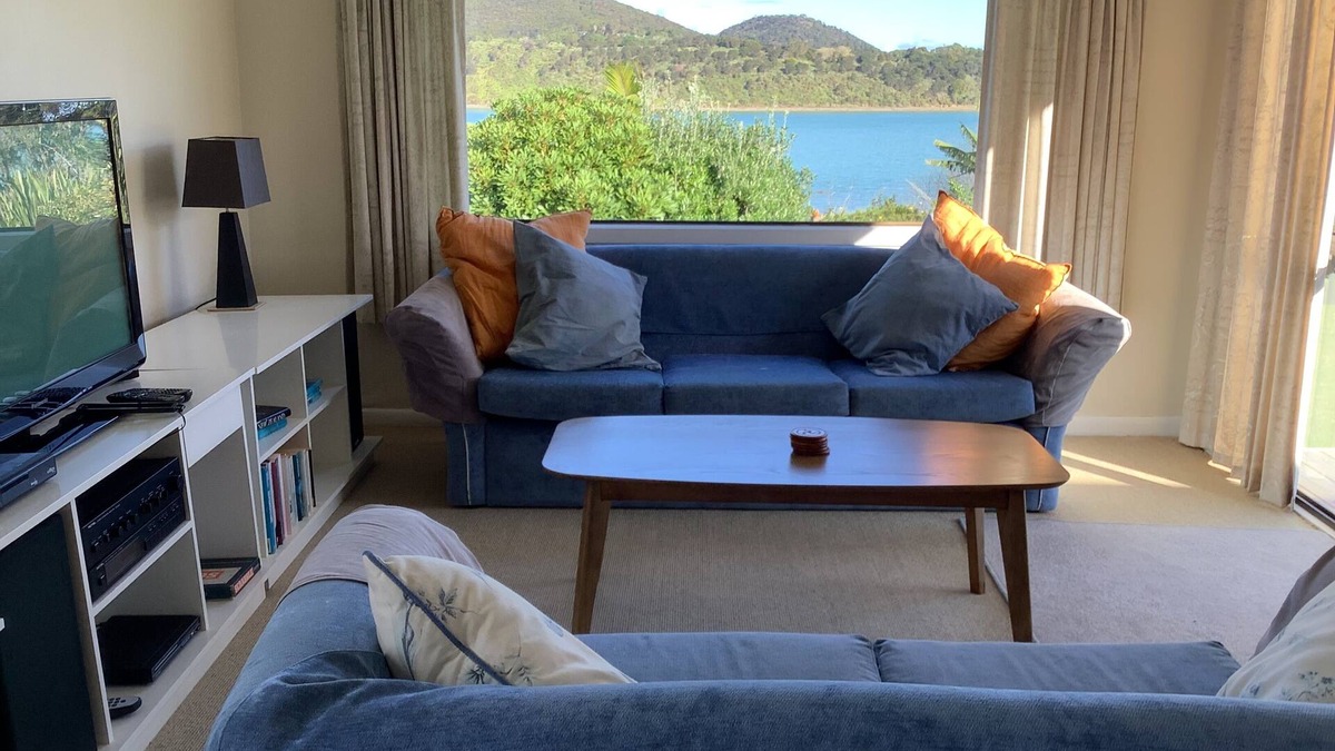 Parua Bay Cottage | Waterfront Cottage Parua Bay. Beaches, mountains.Walking distance to shops
