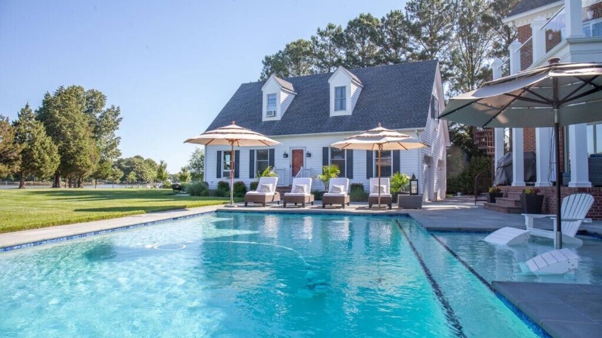 Unionville House | Waterfront Cottage, Private Hot Tub, Fire Pit, Pool - perfect Romantic Getaway