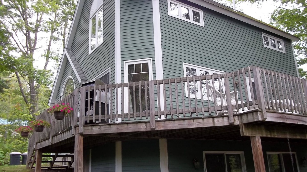 Boothbay Harbor Cottage | Waterfront Cottage! 2 Bedroom, 2 Bath *Walk to Town* 1/2 Mile to the Harbor