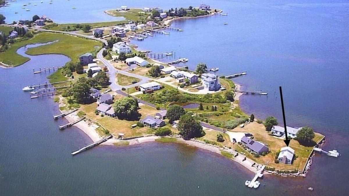 Narragansett Cottage | Waterfront Cottage on Salt Pond in the Heart of Narragansett