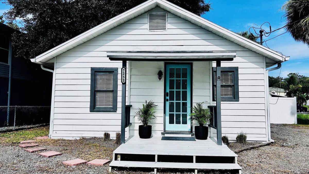Weeki Wachee Gardens Cottage | Waterfront Cottage with private canal.Access to Weeki Wachee River.RV welcomed.
