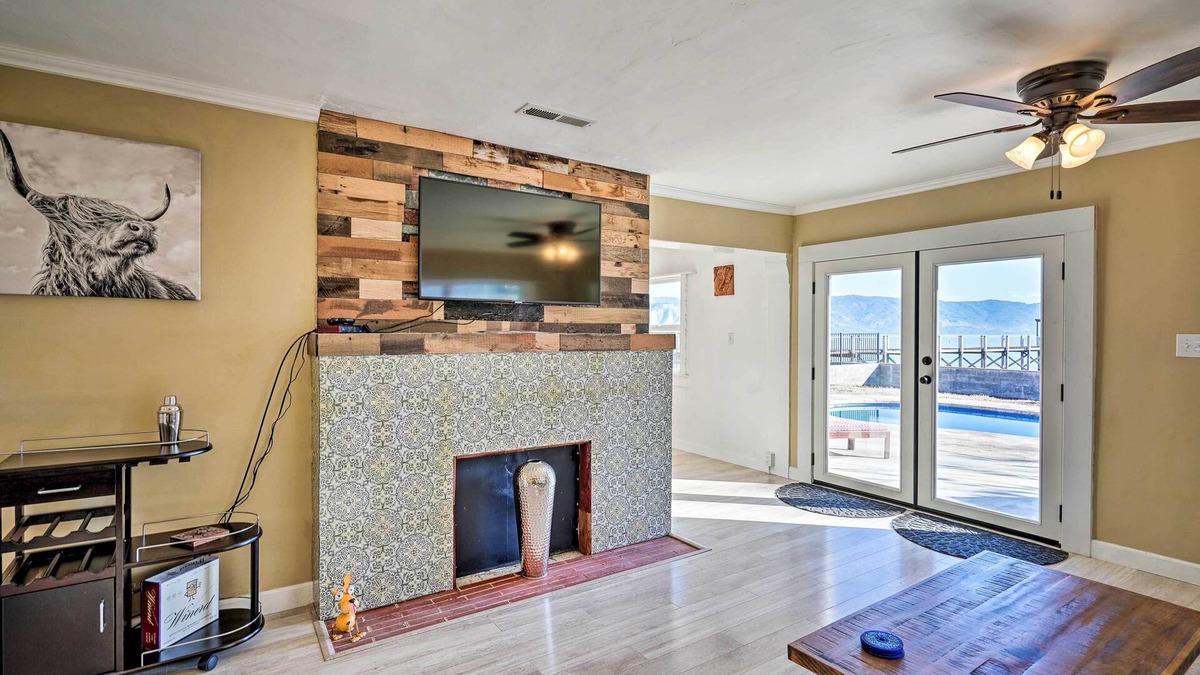 North Lakeport Cottage | Waterfront Cottage w/Private Pool & Lake View!