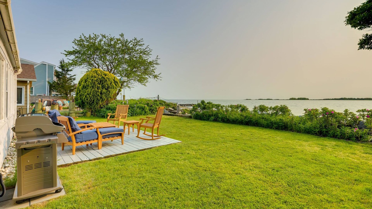 Clinton Cottage | Waterfront Cottage w/Sunroom + Patio & Grill