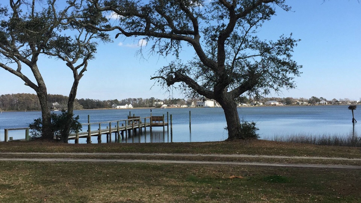 Gloucester House | Waterfront cottage w/dock & kayaks