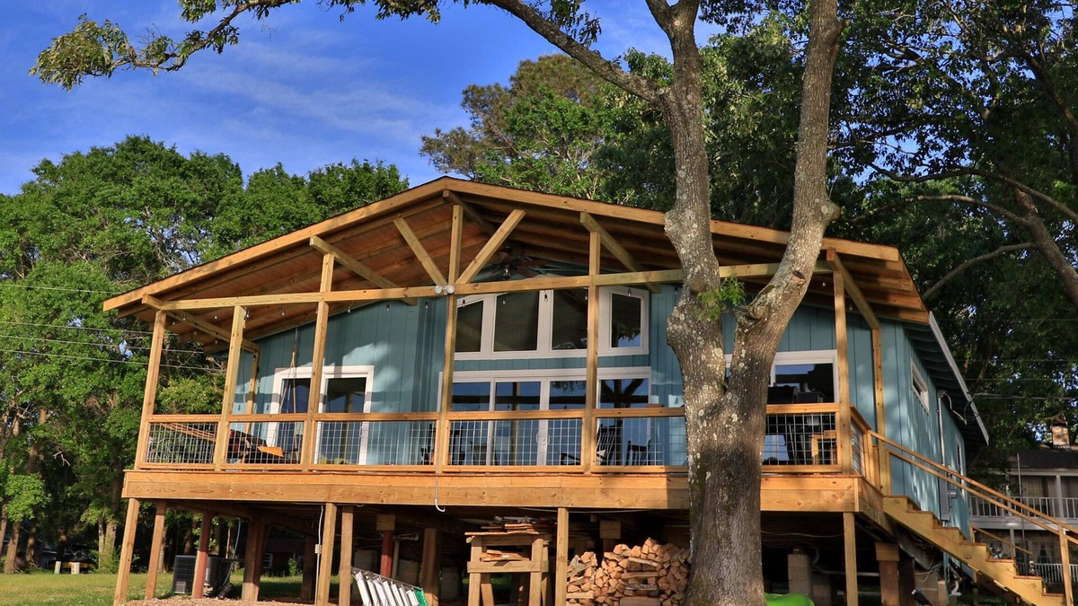 West Livingston House | Waterfront cottage with stunning sunset views