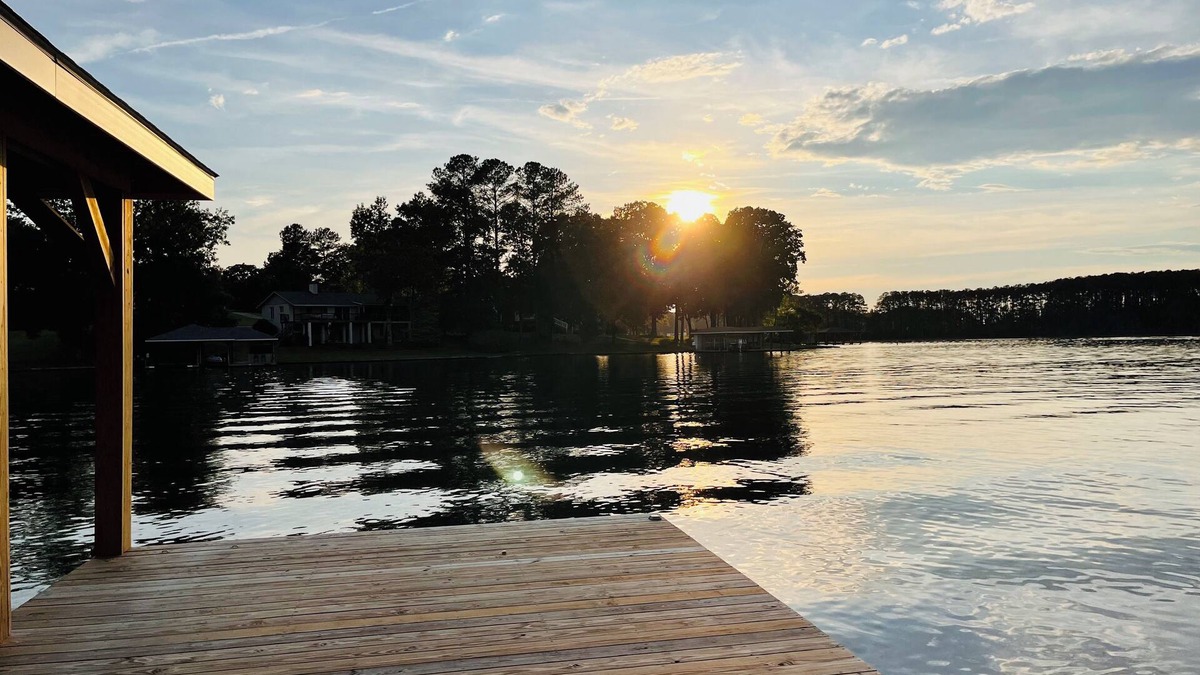 Littleton House | Waterfront cottage with private boat ramp. Sunset views. 5mins from DT Littleton