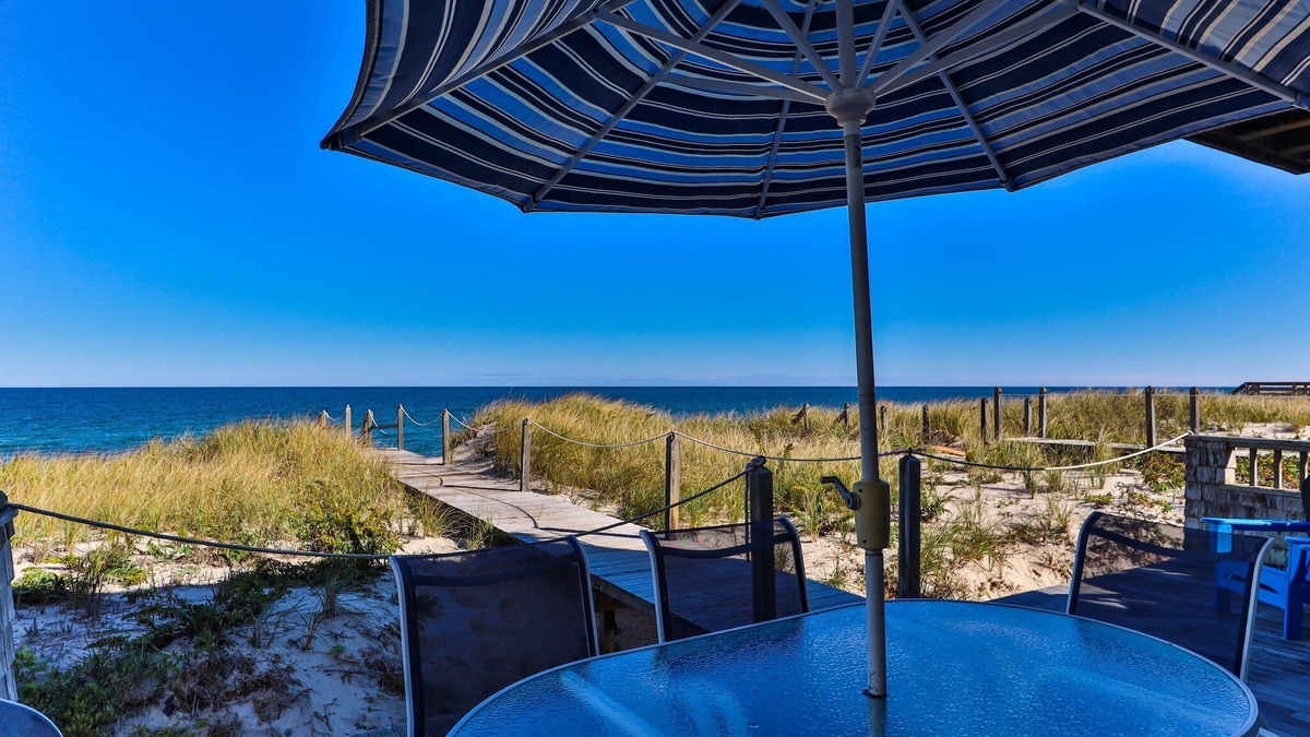 East Sandwich House | Waterfront cottage with private beach in Sandwich! 179B North Shore Blvd