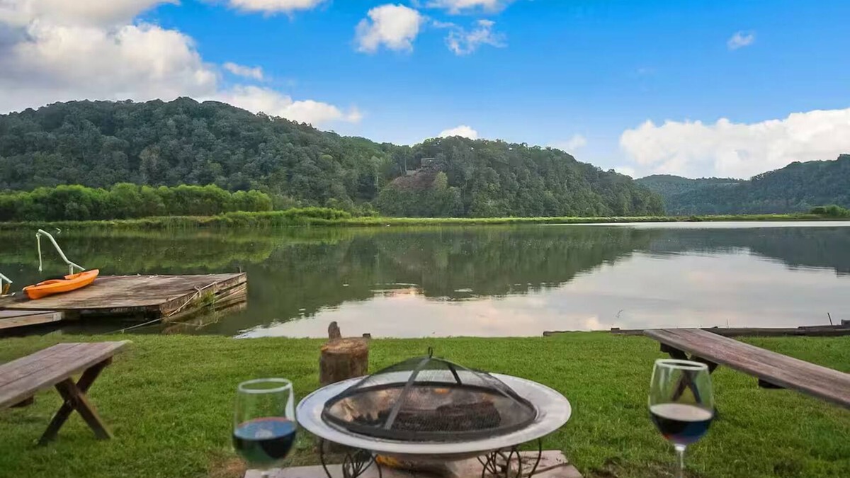 Draper House | Waterfront Cottage with Private Dock on Claytor Lake. Pet Friendly!