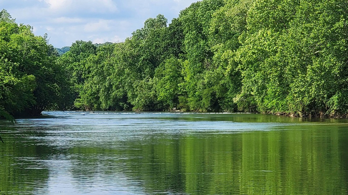 Greene County Cabin | Waterfront couples getaway