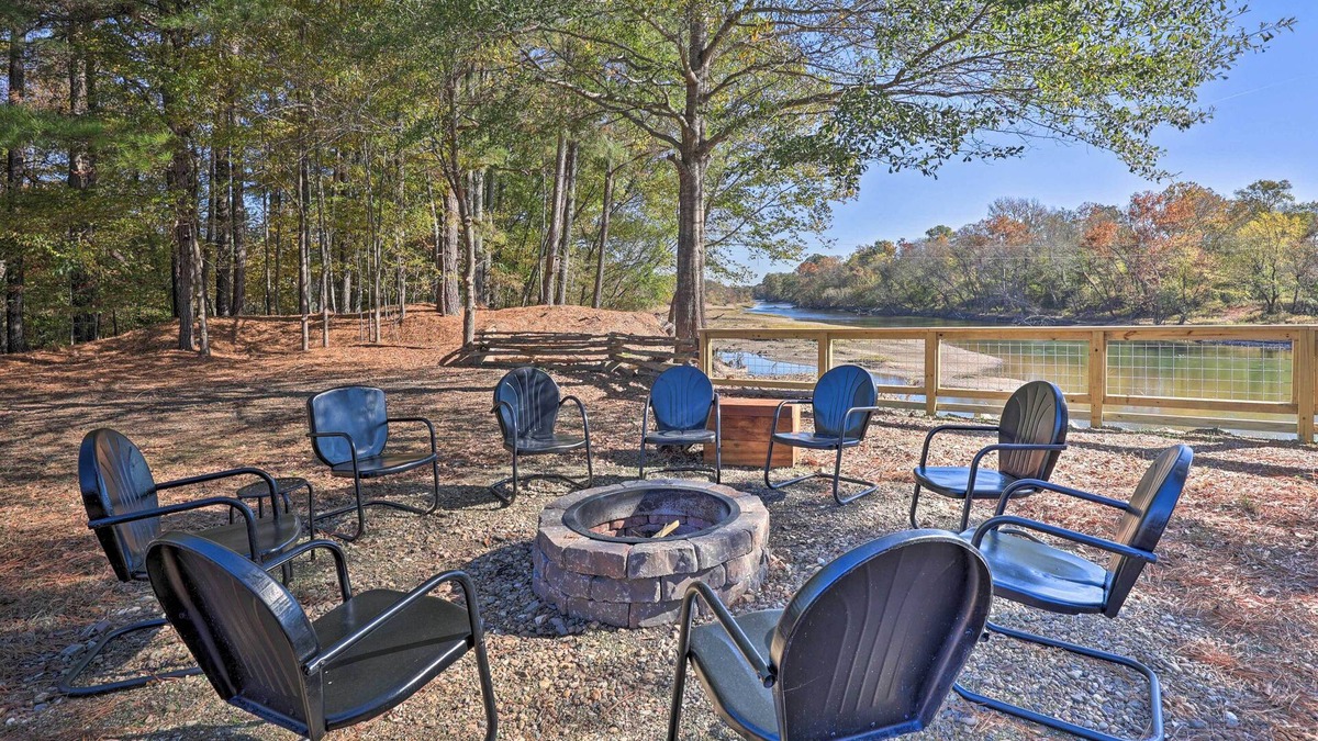 Arkadelphia House | Waterfront Deck: Home on Ouachita River!