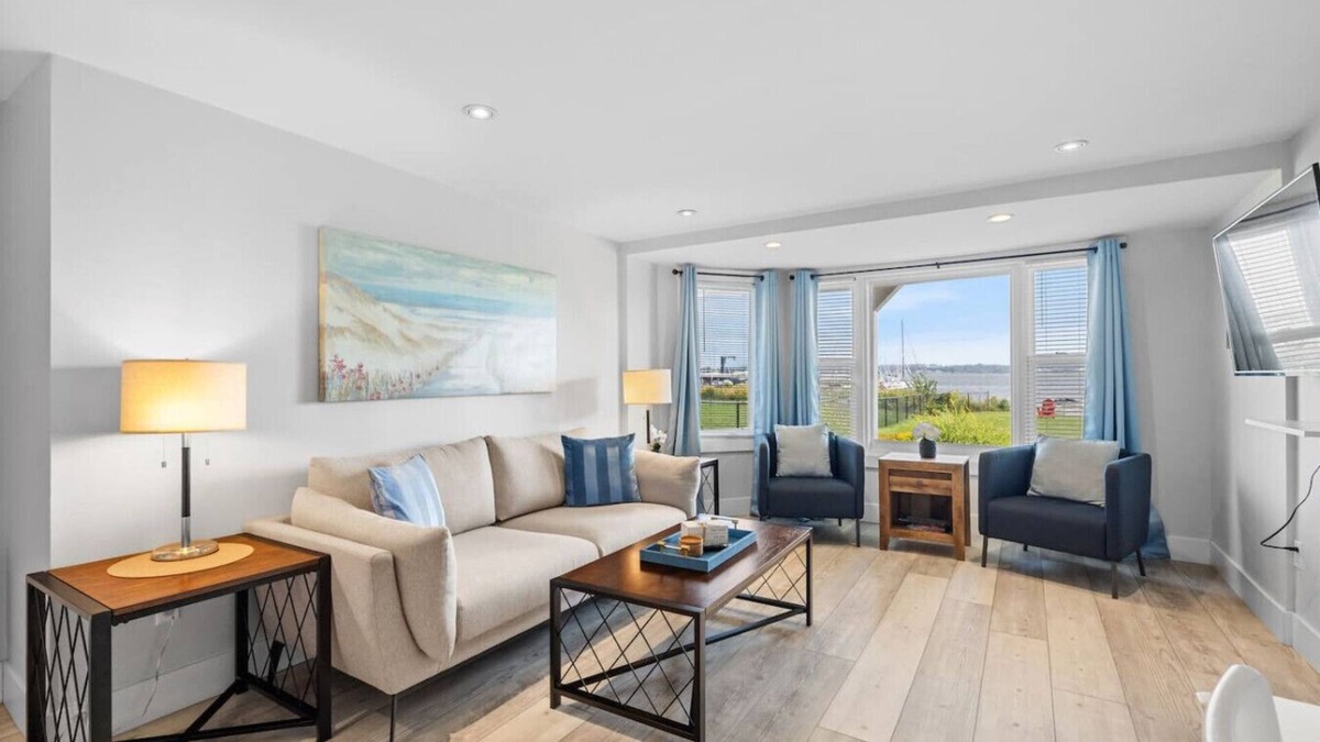 Queens Square Condo | Waterfront Deluxe Studio Suite Downtown Ch'town
