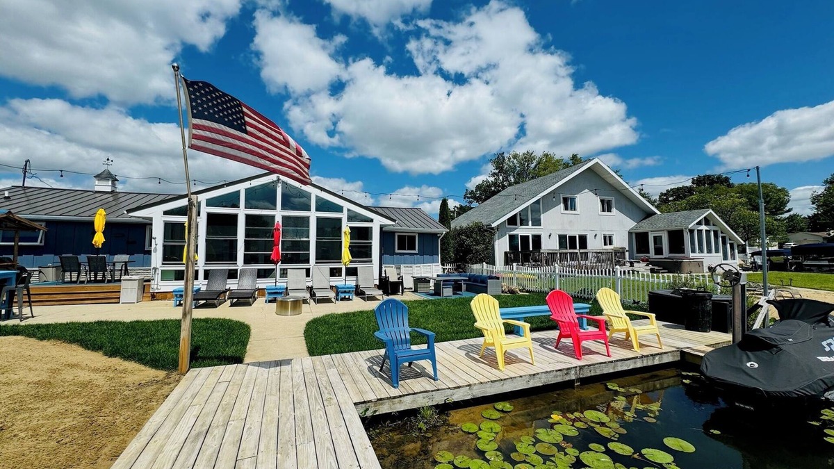 Cassopolis House | Waterfront Diamond Lake - Sandy beach