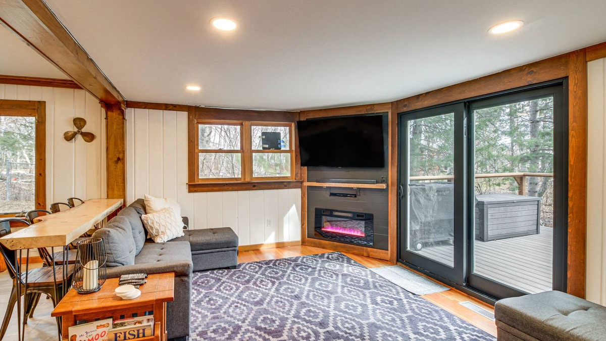 Duluth Cabin | Waterfront Duluth Cabin w/Deck & River View!