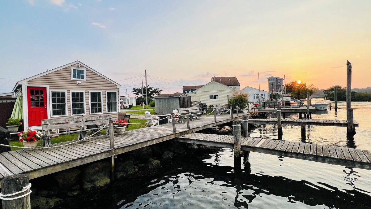 Snug Harbor Cottage | Waterfront East Matunuck Cottage!