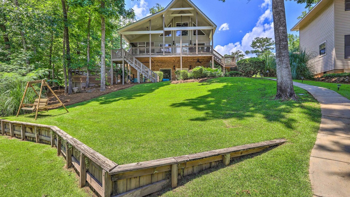 Eatonton House | Waterfront Eatonton Escape w/Private Hot Tub!
