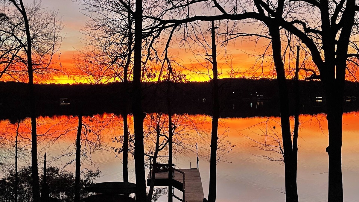 Hawkins House | Waterfront - Enjoy The Sunset Lodge Lake House with kayaks, dock, swimming