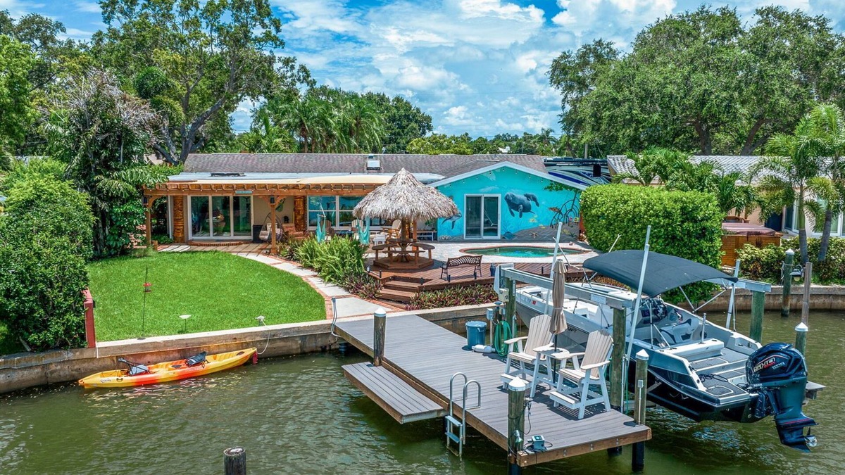 Anona House | Waterfront Escape ~ 8 min to Indian Rocks Beach ~ Dolphin & Manatee Sightings