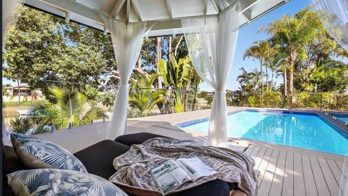 Bundall House | Waterfront Escape Sorrento, 5BD, Pool