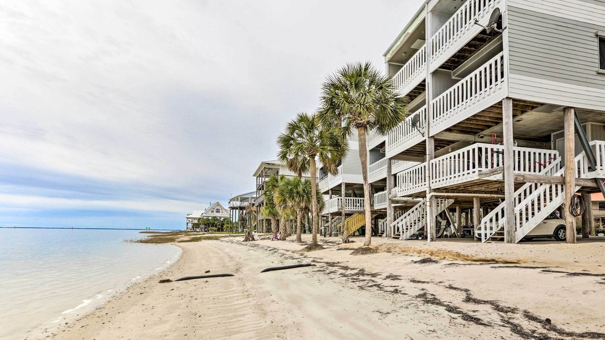 Crawfordville House | Waterfront Escape w/Balcony on Shell Point Beach!